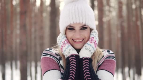 Close-up retrato de uma jovem atraente que sorri alegremente e gosta de ficar na floresta de inverno — Vídeo de Stock