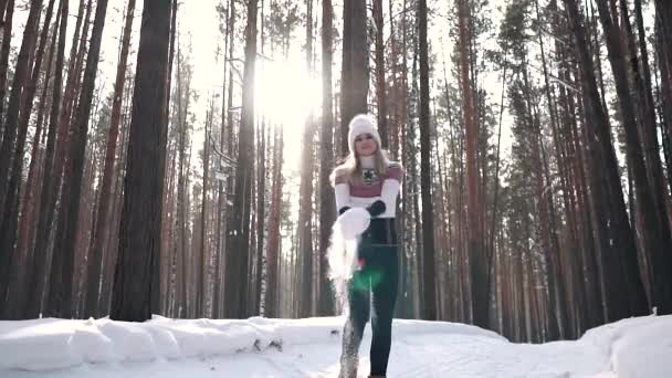 Meisje werpt sneeuwvlokjes ronddwarrelen pluizig en vreugdevol wervelingen zich verheugen op de sneeuwvlokken vallen op haar gezicht. Slow motion — Stockvideo