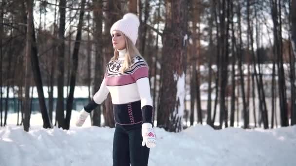 Patinagem. Jovem mulher gosta de patinar em uma pista na floresta de inverno. câmara lenta — Vídeo de Stock