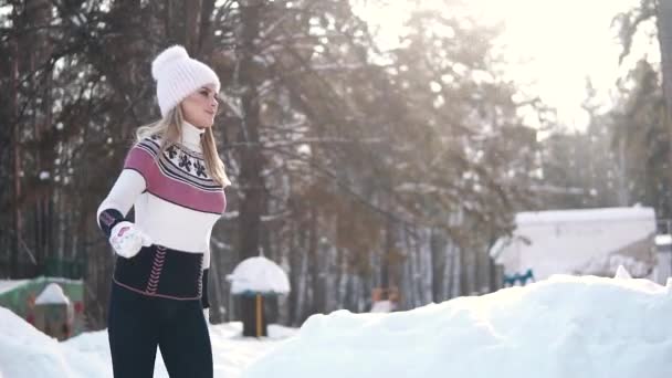 Korcsolyázás. Fiatal nő élvezi, korcsolyázás a Műjégpálya, a téli erdőben. lassú mozgás — Stock videók