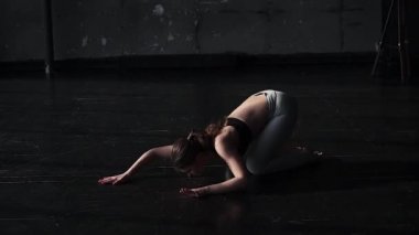 Yoga. Kız yoga devreye girer. spor giyim çekici genç kadın. ağır çekim