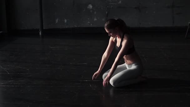 Йога. Девушка занимается йогой. привлекательная молодая женщина в спортивной одежде. замедленное движение — стоковое видео