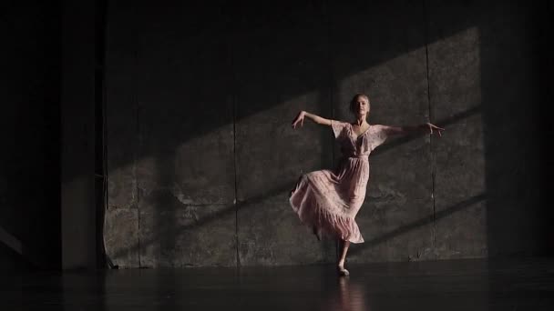 Retrato de uma bailarina em pointes dançando balé clássico em um fundo escuro no estúdio. câmara lenta — Vídeo de Stock