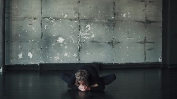 Jonge man het beoefenen van yoga alleen — Stockvideo