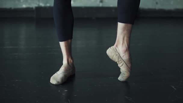 Mannelijke voeten close-up. balletdanseres training — Stockvideo