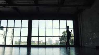 büyük bir pencere arka planı bir bale dansçı erkek silüeti. ağır çekim