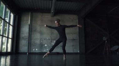 Erkek bale dansçı klasik bale karanlık bir stüdyoda. ağır çekim