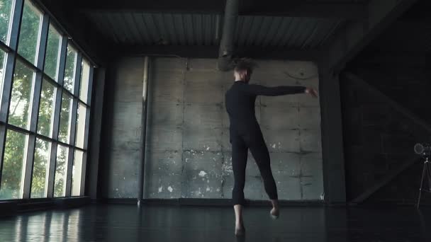 Joven bailarín de ballet bailaba de puntillas en el estudio. cámara lenta — Vídeo de stock