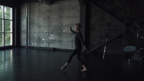 Joven bailarín de ballet bailaba de puntillas en el estudio. cámara lenta — Vídeo de stock