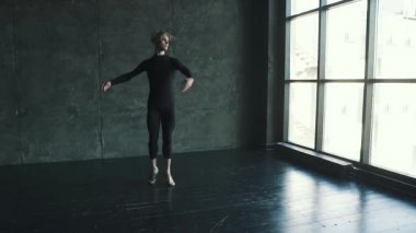 stüdyoda karanlık bir arka plan dans erkek Bale dansçısı. ağır çekim