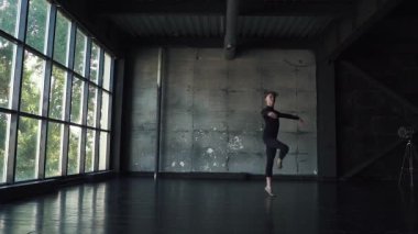 Klasik Bale studio karanlık bir arka plan üzerinde oung erkek balet. ağır çekim