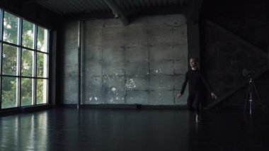 erkek dansçı yüksek atlama yapar ve havadaki sicim oturur. ağır çekim