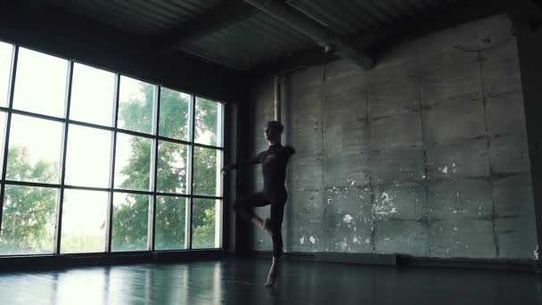 Oung férfi balett-táncos klasszikus balett tánc stúdió, sötét háttér előtt. lassú mozgás — Stock videók