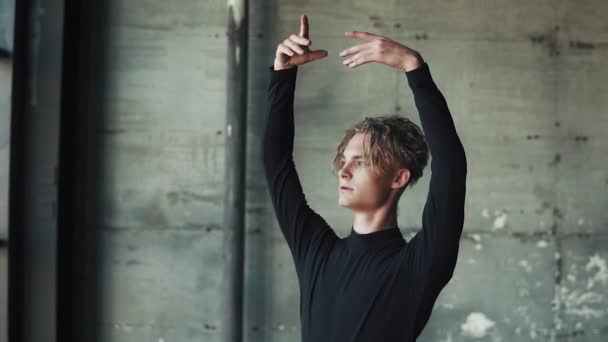 Nahaufnahme eines männlichen Balletttänzers auf dunklem Hintergrund. Zeitlupe — Stockvideo