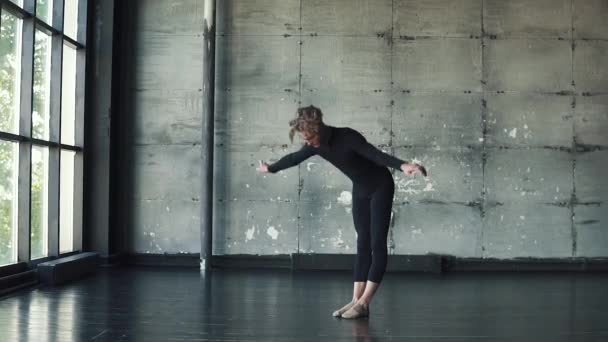 Joven haciendo yoga sobre un fondo oscuro — Vídeos de Stock