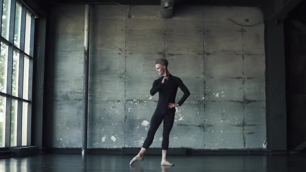 Porträt eines männlichen Balletttänzers auf dunklem Hintergrund. Zeitlupe — Stockvideo