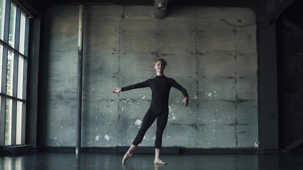 Ritratto di un ballerino di balletto su sfondo scuro. il ballerino gira in punta di piedi e si muove magnificamente. rallentatore — Video Stock