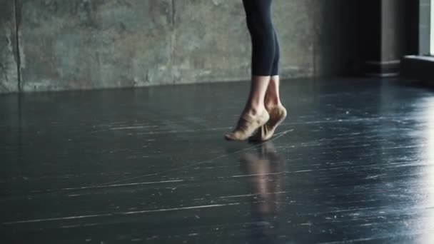 Retrato de un bailarín de ballet masculino, que con gracia y gracia baila. cámara lenta — Vídeo de stock