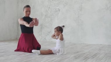 bale öğretmeni ve küçük bir Balerin Bale sınıf katta oturan nişanlı