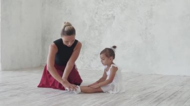 Küçük bir balerin bale öğretmeni ile okuyor. Koreograf ve onun küçük öğrenci