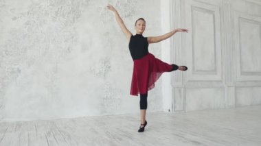 hafif bir arka plan üzerinde genç kadın dansçı. ağır çekim