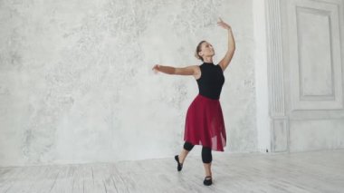 Balerin siyah bodysuits ve bir bale sınıfta bir kırmızı etek. ağır çekim