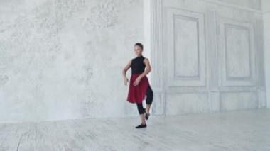 Balerin siyah bodysuits ve bir bale sınıfta bir kırmızı etek. ağır çekim