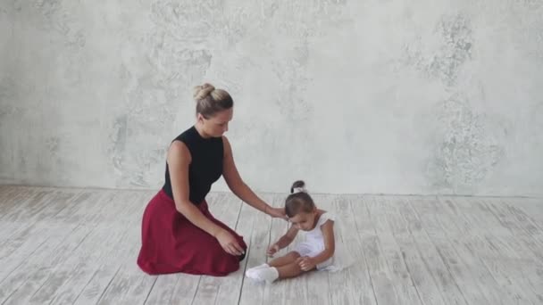 Niña para clases de ballet. El coreógrafo enseña el ballet de un niño pequeño — Vídeos de Stock