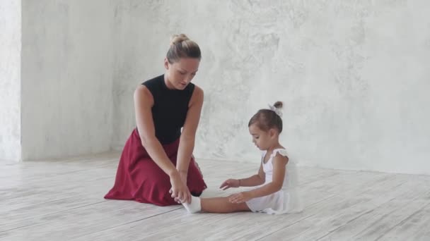 Una pequeña bailarina está estudiando ballet con su maestra. La coreógrafa y su alumna — Vídeos de Stock