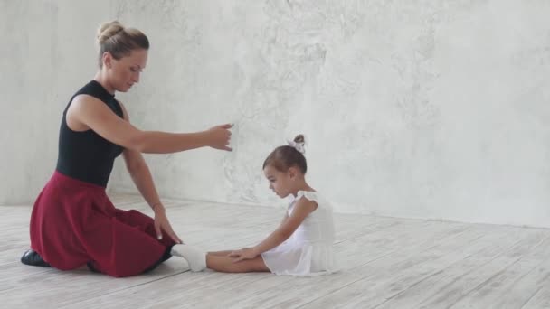 Учитель балета преподает маленькую девочку-балерину в балетном классе — стоковое видео