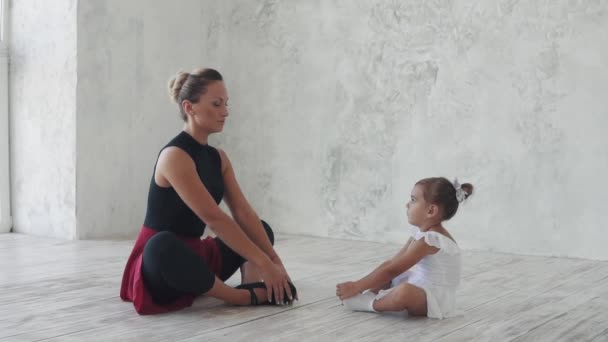 Niña para clases de ballet. El coreógrafo enseña el ballet de un niño pequeño — Vídeo de stock