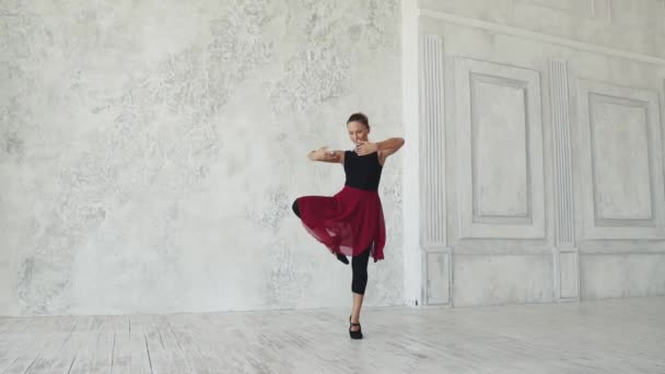 Junge Tänzerin, die auf hellem Hintergrund tanzt. Zeitlupe — Stockvideo