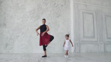 bale dersi. küçük kız öğrenci ile öğretmeni hareketleri öğrenmek. ağır çekim