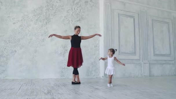 Kleine Ballerina wiederholt die Bewegung in ihrer Ballettstunde für ihren Lehrer — Stockvideo