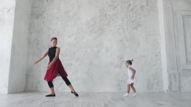 küçük Balerin Bale sınıf tutu içinde. bale öğretmeni ve birlikte dans bir küçük kız öğrenci. ağır çekim