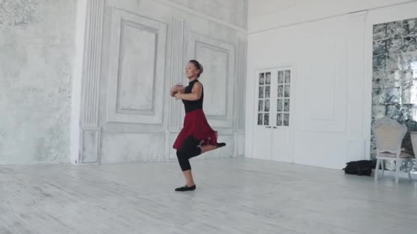 Baletní tanečnice dělá skok do výšky s provázkem ve vzduchu. baletka na světlém pozadí. Zpomalený pohyb — Stock video