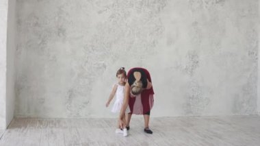 dans dersleri, küçük balerin. Öğretmen çocuk yardımcı olur.