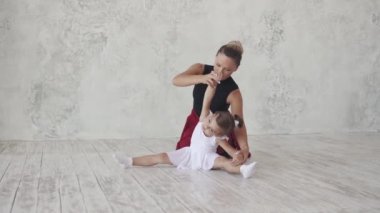 bale dersi. öğretmen ile küçük balerin