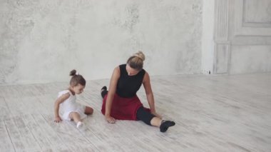 küçük balerin sicim üzerinde oturmak istiyor. Bale sınıf