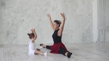 Küçük bir balerin bale öğretmeni ile okuyor. Koreograf ve onun küçük öğrenci