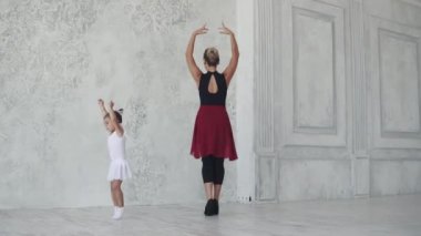 küçük Balerin Bale sınıf öğretmeni ile. Balerin sessizce dönüyor