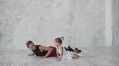 Küçük bir balerin bale öğretmeni ile okuyor. Koreograf ve onun küçük öğrenci