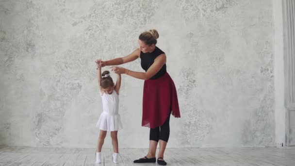 Маленька балерина зі своїм вчителем у балетному класі — стокове відео