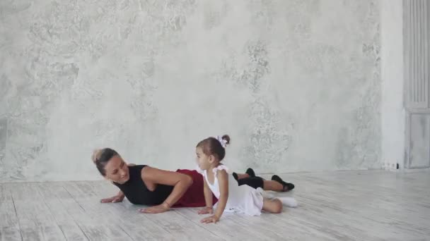 Malá baletka studuje balet s jejím učitelem. Choreografka a její malý student — Stock video