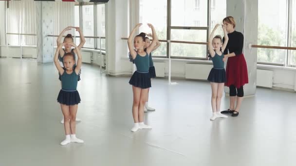 Insegnante di coreografia si occupa di bambini. ballerine in classe di danza classica — Video Stock