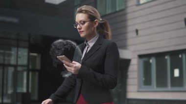 bir cep telefonu ve kullanır holografi tutarak ve augmented reality iş kadını. yeni teknolojiler, ek gerçeklik, ekonomi ve iş kavramı