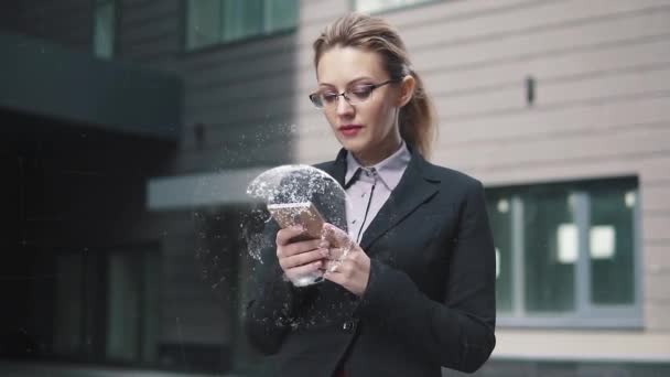 Koncepcja nowe technologie, dodatkowe rzeczywistość, ekonomii i biznesu. biznes kobieta trzyma telefon komórkowy i zastosowań holografii i augmented reality. — Wideo stockowe