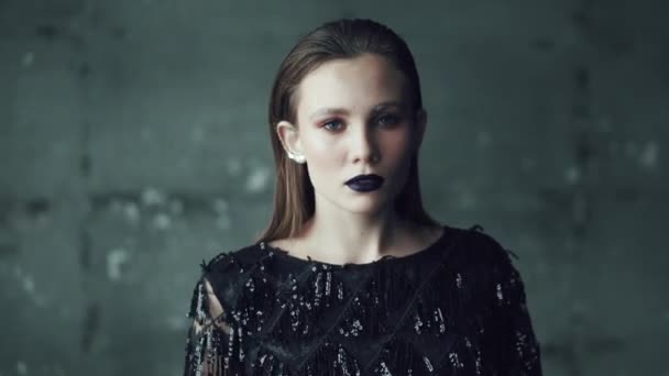 Mavi Dudakları Parlak Makyaj Ile Parlak Bir Çekici Kız Portresi — Stok video