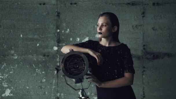 Porträt eines glamourösen Mädchens mit festlichem Make-up. junge Frau mit hellem Aussehen posiert und blickt in die Kamera — Stockvideo