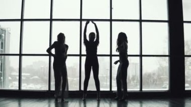 kız büyük bir pencere arka plan üzerinde dans siluetleri